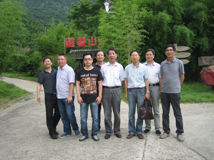 左起：象山土管局评估师姚为标、台州水电设计院所长李士布、台州小谢在茅洋文化村合影