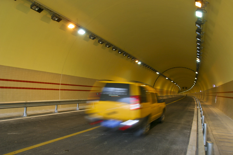 试运行中，一辆车子在大金山隧道内顺利通行。