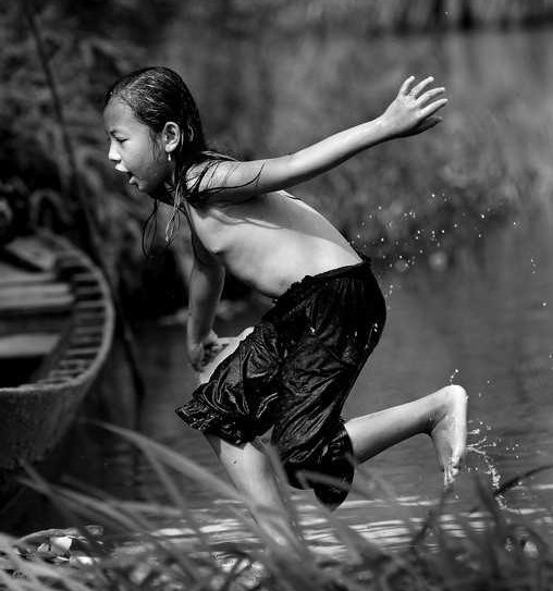 光膀子戏水的小女孩